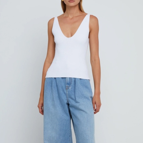 CAARA SCULPTING V NECK SWEATER TANK
“ ARTIZIA “ - Picture 2 of 4